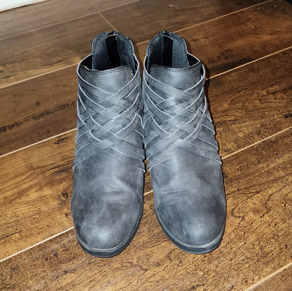 Womens Time and Tru Bootie Gray size 9
